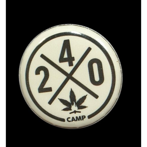 Casual Camp 420 White And Black Button/Brooch - Picture 1 of 4